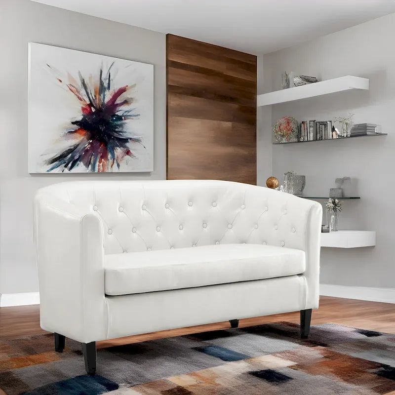 Látkou potažená pohovka ve tvaru sudu ze syntetické kůže s knoflíkovým prošíváním ve stylu Midcentury Modern – Pohodlná pohovka ve tvaru vany