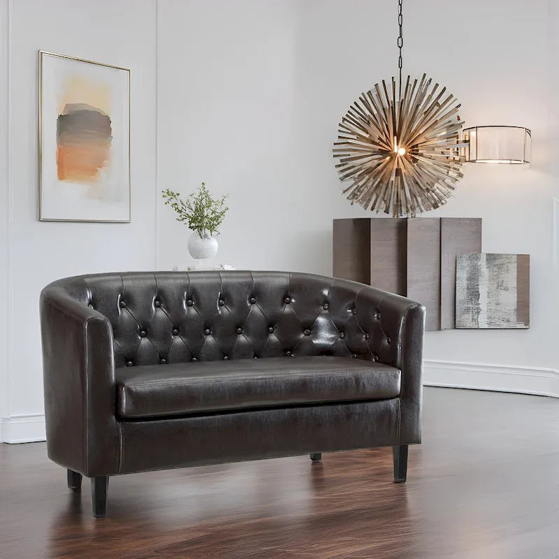 Látkou potažená pohovka ve tvaru sudu ze syntetické kůže s knoflíkovým prošíváním ve stylu Midcentury Modern – Pohodlná pohovka ve tvaru vany