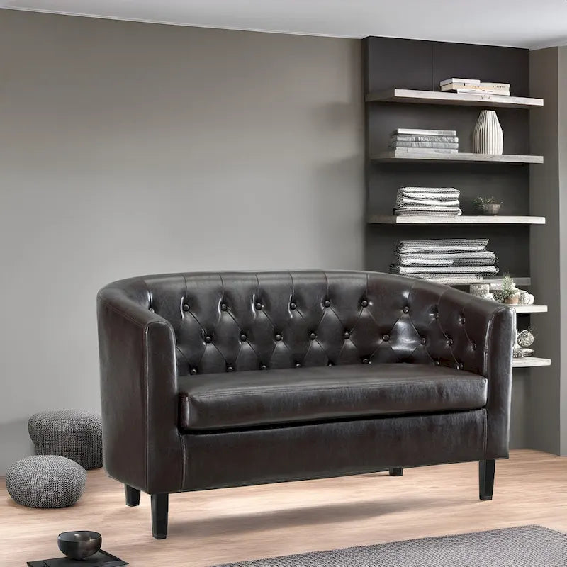 Látkou potažená pohovka ve tvaru sudu ze syntetické kůže s knoflíkovým prošíváním ve stylu Midcentury Modern – Pohodlná pohovka ve tvaru vany